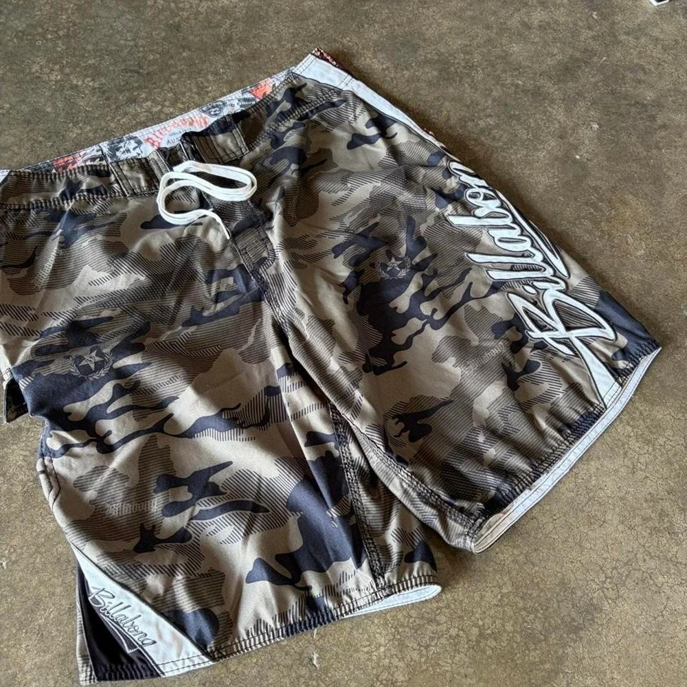 2000s Y2K billabong camo board shorts
